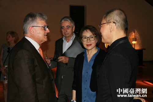 安德爾-盧瓦爾省省議會主席讓-熱拉爾·波米耶(左一)稱贊楊惠姍、張毅充滿東方人文色彩的作品讓人驚艷 安德爾-盧瓦爾省省議會主席讓-熱拉爾·波米耶(左一)稱贊楊惠姍、張毅充滿東方人文色彩的作品讓人驚艷