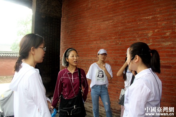 兩岸青年學生山西運城雨中拜關公 兩岸青年學生山西運城雨中拜關公