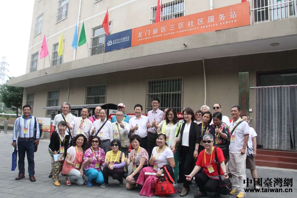 臺灣嘉賓們在門頭溝區龍門新區三區合影。 臺灣嘉賓們在門頭溝區龍門新區三區合影。