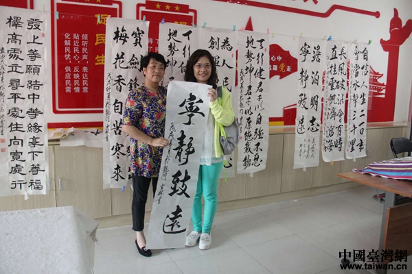 臺灣嘉賓獲贈書法作品。 臺灣嘉賓獲贈書法作品。
