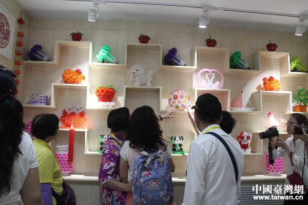 臺灣嘉賓們欣賞“巧手蘭心”巧娘工作坊陳列的工藝品。 臺灣嘉賓們欣賞“巧手蘭心”巧娘工作坊陳列的工藝品。