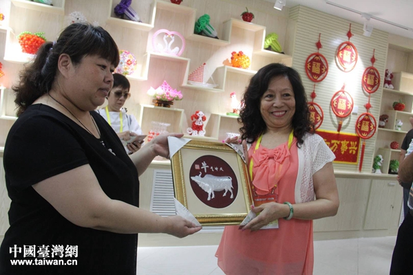 臺灣嘉賓現場購買工藝品。 臺灣嘉賓現場購買工藝品。
