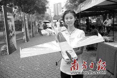 首屆深圳大學生創新創業交流會上,一位深圳職業技術學院的學生展示無人機產品。