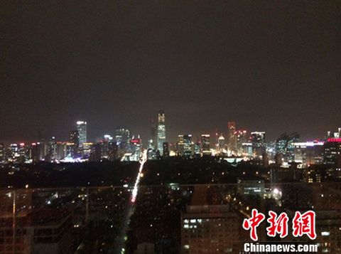 (“北漂”臺(tái)灣青年Emily和朋友聚餐,隨手拍下北京的夜景。采訪時(shí),她告訴<a target='_blank' >中新網(wǎng)</a>記者:“北京是值得我興奮的城市,這里每天都有新的變化。” 受訪者供圖)