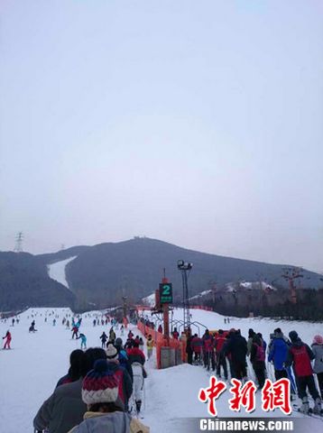 (林方平第一次在北京體驗(yàn)滑雪,滑雪進(jìn)行到一半時(shí),天空飄起了雪,這令他格外驚喜。受訪者供圖)