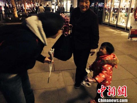 (今年3月,Emily和一位同樣“北漂”的臺(tái)灣朋友逛三里屯,朋友向賣花的小女孩買了一朵花,這個(gè)場(chǎng)景讓Emily覺(jué)得很溫暖。受訪者供圖)