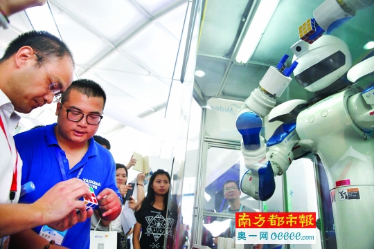 9月11日,中國(guó)(廣東)國(guó)際互聯(lián)網(wǎng)+博覽會(huì)上,機(jī)器人和觀眾比賽玩魔方。南都記者 張明術(shù) 實(shí)習(xí)生 巫穎 攝(資料圖)