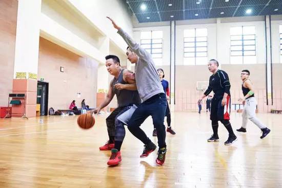 張旭豪喜歡打籃球,位置是得分后衛。這一愛好從學生時期一直延續到了今天,創業期間他依然保持著打球的習慣。