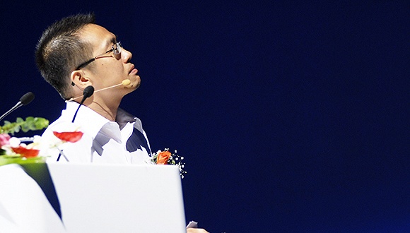 2000�������A��������Ȳ����I���Ĵ󱳾��£��r�θ����õ���һ���x�_�A�飬���τ��k�˸۞��W�j��