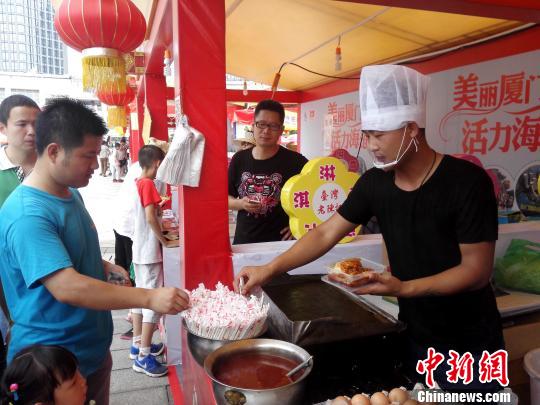 臺灣士林夜市著名小吃蚵仔煎參展。 楊伏山 攝