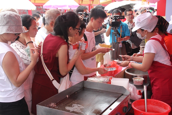 圖3廟會(huì)上的吃貨們很踴躍(中國臺(tái)灣網(wǎng) 蕪?fù)?攝)