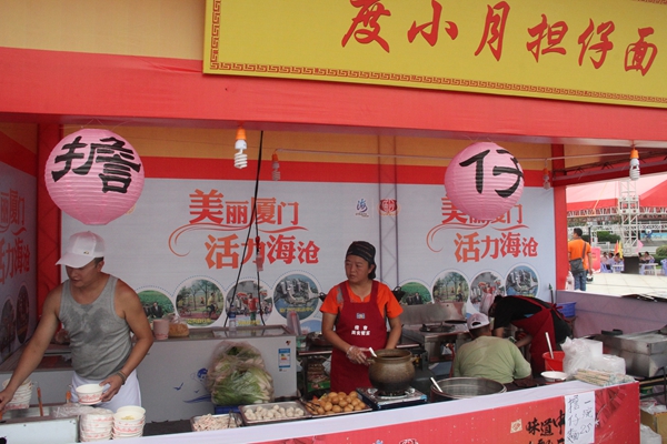 圖9廟會(huì)上的大熱門度小月?lián)忻?中國臺(tái)灣網(wǎng) 蕪?fù)?攝)