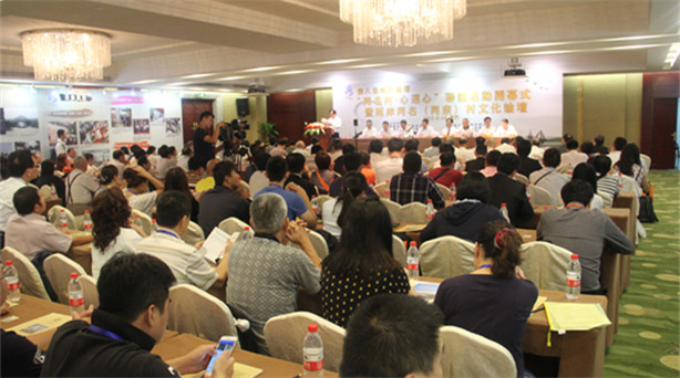 這是心的呼喚——兩岸“同名村·心連心”活動開幕 幾百年前,許多福建人背井離鄉,帶著祖宗的牌位渡海到臺灣謀生,他們教育后代不忘……