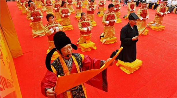 兩岸500余名信眾臨水宮祖廟同心祈福 共敘兩岸情 6月13日,閩臺兩岸民間民俗文化交流活動——第八屆海峽論壇·陳靖姑文化節,在陳靖……