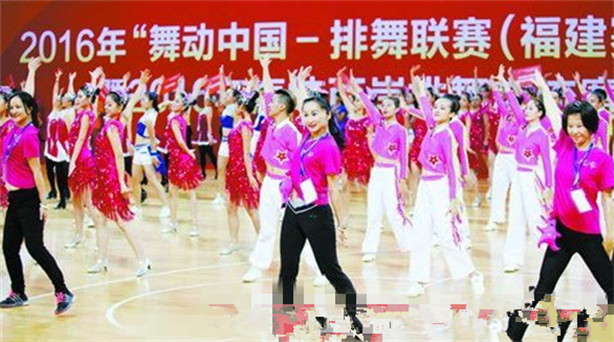 2016年“舞動中國排舞聯賽”在廈舉行:以舞會友 共敘中華情 如果不是頭上的白發“泄密”,你很難看出李宛樺的年齡。在排舞表演中,她走著曼妙……