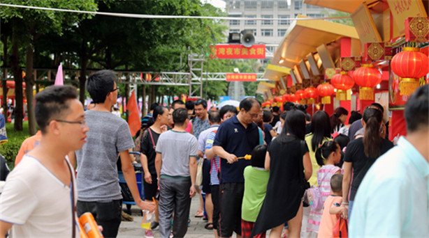 味道中華、香飄兩岸 臺灣美食登陸廈門饋贈大陸吃貨 作為第八屆海峽論壇重要活動,以“味道中華、香飄兩岸”為主題的兩岸特色廟會11日……