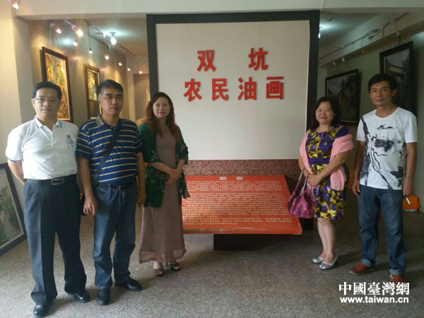 吳和珍和寧德工藝美術(shù)協(xié)會理事黃行榮交流,希望協(xié)助推廣雙坑農(nóng)民油畫村,并在此建立藝術(shù)駐村點