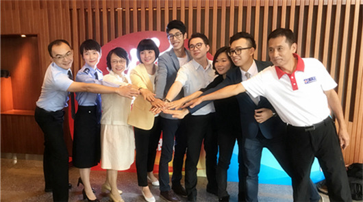 臺(tái)灣青年看大陸:在這里擁抱更美好的未來(lái) 6月5日下午,海峽論壇十年故事匯現(xiàn)場(chǎng),一位身穿青年公社文化衫,手持錄音筆的身影……