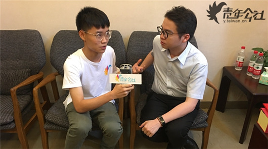 與海峽論壇共成長(zhǎng) “00后”青年公社特約小記者借機(jī)取經(jīng) “您好,我是本屆海峽論壇的青年公社特約記者蔡育璋,可以請(qǐng)教您幾個(gè)問(wèn)題嗎?”,在會(huì)……