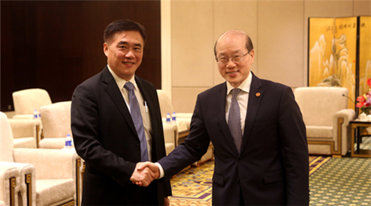 劉結(jié)一會(huì)見中國(guó)國(guó)民黨副主席郝龍斌 中共中央臺(tái)辦、國(guó)務(wù)院臺(tái)辦主任劉結(jié)一6日在廈門會(huì)見了前來(lái)出席第十屆海峽論壇的……