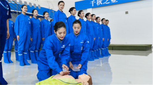 海峽職工論壇在廈航培訓(xùn)中心舉行 臺(tái)籍空姐成焦點(diǎn) 在論壇正式開始前,與會(huì)代表們現(xiàn)場(chǎng)觀看了兩岸職工交流展示,臺(tái)灣籍乘務(wù)員在廈航飛……