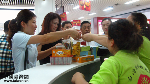 前來購買臺灣特產(chǎn)的人們 前來購買臺灣特產(chǎn)的人們