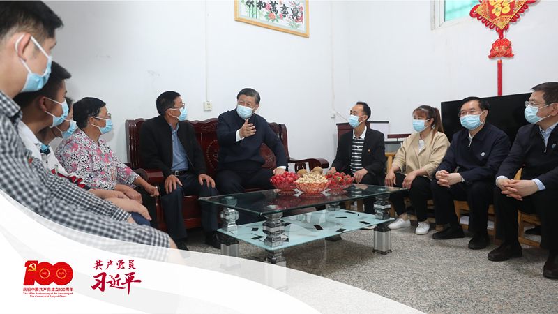 2021年5月13日下午,習(xí)近平總書記在河南省南陽市淅川縣九重鎮(zhèn)鄒莊村,同移民戶鄒新曾一家三代圍坐在一起聊家常。