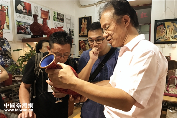 參訪團嘉賓聽師傅講解雕漆藝術品 參訪團嘉賓聽師傅講解雕漆藝術品