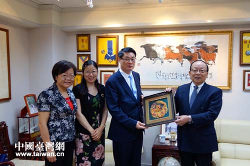 �x������ί���У����w�t�����L(zh��ng)����һ�������_(t��i)�k����m���Σ�������c�YТ��(y��n)����ϯ��Ӱ