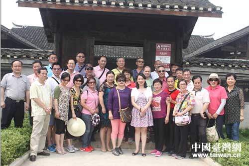 在翦伯贊故居前合影留念 在翦伯贊故居前合影留念