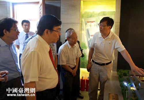 鄭大向參訪團們講解臺灣會館的歷史形成 鄭大向參訪團們講解臺灣會館的歷史形成