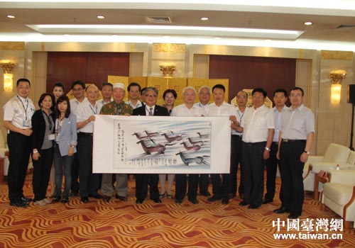 自治區副主席王和山會見臺灣工商建設研究會副理事長洪堯昆并合影留念 自治區副主席王和山會見臺灣工商建設研究會副理事長洪堯昆并合影留念