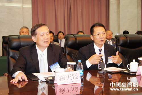 賴正鎰理事長和臺灣洗衣商業同業公會理事長王為模 賴正鎰理事長和臺灣洗衣商業同業公會理事長王為模