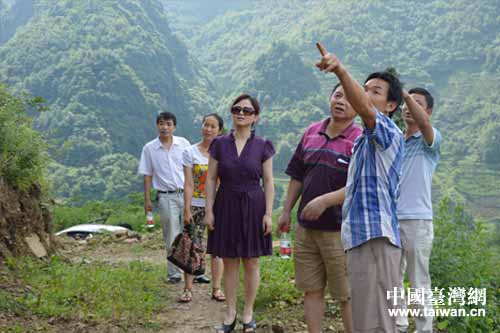 實地察看了機耕道開挖處 實地察看了機耕道開挖處