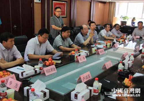 參訪團(tuán)一行與新疆各大媒體負(fù)責(zé)人座談交流 參訪團(tuán)一行與新疆各大媒體負(fù)責(zé)人座談交流