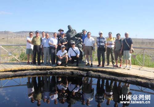 參訪團(tuán)一行在克拉瑪依黑油山合影 參訪團(tuán)一行在克拉瑪依黑油山合影