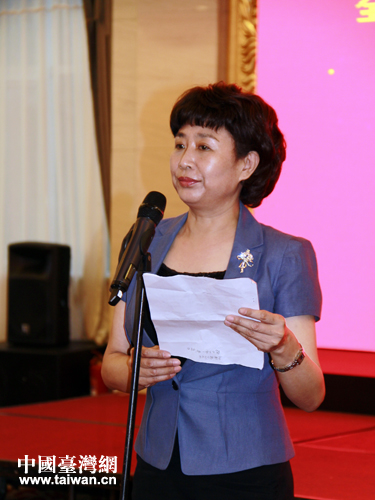 山東省臺(tái)聯(lián)會(huì)長(zhǎng)林紅霞在聯(lián)歡會(huì)上致辭。 山東省臺(tái)聯(lián)會(huì)長(zhǎng)林紅霞在聯(lián)歡會(huì)上致辭。