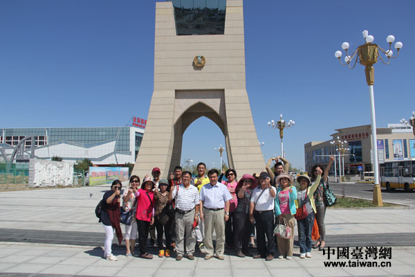 臺灣中南部基層農會參訪團一行在中哈邊境合影留念 臺灣中南部基層農會參訪團一行在中哈邊境合影留念