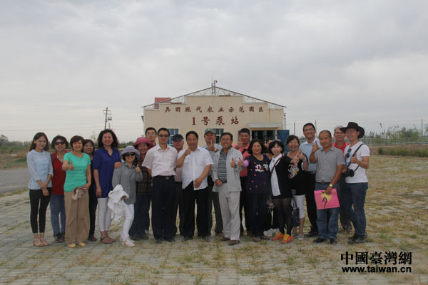 參訪團(tuán)成員和農(nóng)業(yè)示范園區(qū)技術(shù)人員一起合影留念 參訪團(tuán)成員和農(nóng)業(yè)示范園區(qū)技術(shù)人員一起合影留念