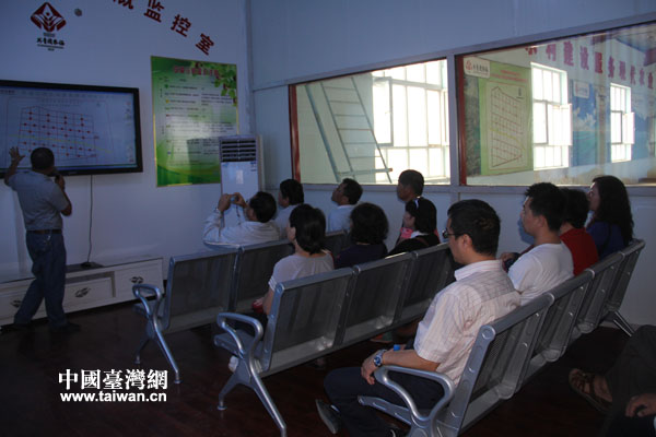 參訪團(tuán)成員在大田智能自動化灌溉監(jiān)控室里觀看了兵團(tuán)示范基地的數(shù)字化農(nóng)業(yè)管理和開展情況 參訪團(tuán)成員在大田智能自動化灌溉監(jiān)控室里觀看了兵團(tuán)示范基地的數(shù)字化農(nóng)業(yè)管理和開展情況