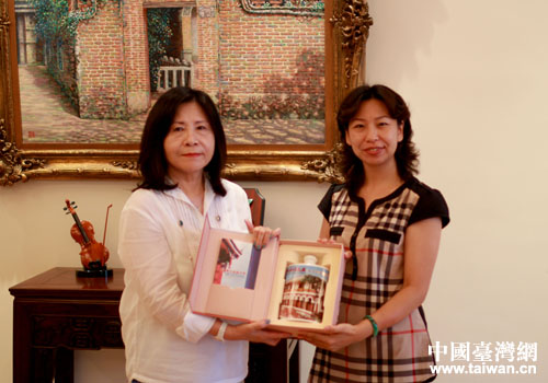 明臺(tái)高中董事長林芳媖向在京臺(tái)胞、副秘書長陳子云贈(zèng)送紀(jì)念品 明臺(tái)高中董事長林芳媖向在京臺(tái)胞、副秘書長陳子云贈(zèng)送紀(jì)念品