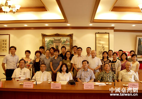 參訪團(tuán)成員與林家后人合影 參訪團(tuán)成員與林家后人合影