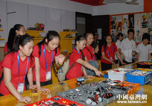 參觀樂高機(jī)器人實(shí)驗(yàn)室 參觀樂高機(jī)器人實(shí)驗(yàn)室