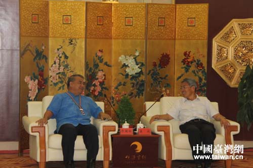 寧夏回族自治區黨委副書記(右)會見了由臺灣民意代表廖國棟(左)率領的“臺灣少數民族塞上行”交流團一行 寧夏回族自治區黨委副書記(右)會見了由臺灣民意代表廖國棟(左)率領的“臺灣少數民族塞上行”交流團一行