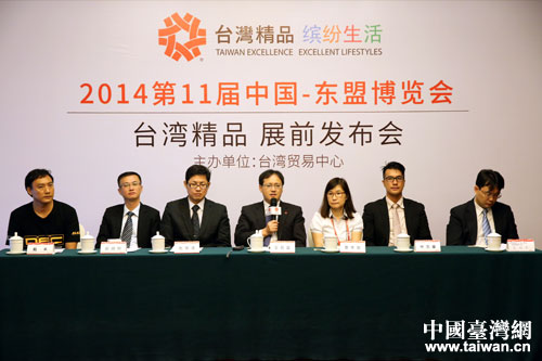 臺灣貿(mào)易中心副秘書長王熙蒙(中)回答媒體提問。 臺灣貿(mào)易中心副秘書長王熙蒙(中)回答媒體提問。