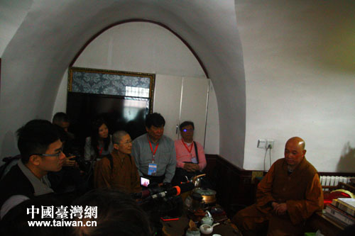 南山寺內記者團聆聽主持釋匯光大師講解佛樂 南山寺內記者團聆聽主持釋匯光大師講解佛樂