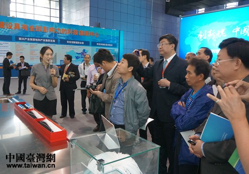 觀禮團嘉賓在參觀最新的海水淡化技術(shù)展示 觀禮團嘉賓在參觀最新的海水淡化技術(shù)展示