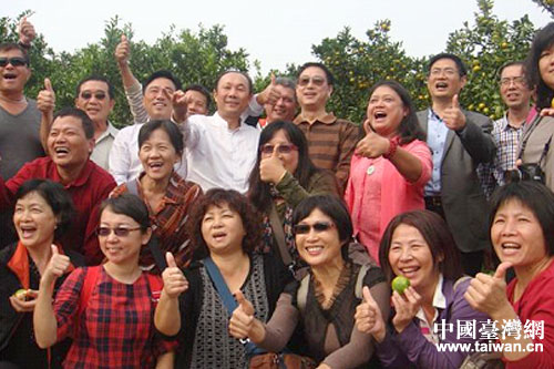 臺南市天埔社區發展協會林清蘭一行在南漳縣巡檢鎮漢三村有機桔基地品嘗桔子后“點贊” 臺南市天埔社區發展協會林清蘭一行在南漳縣巡檢鎮漢三村有機桔基地品嘗桔子后“點贊”