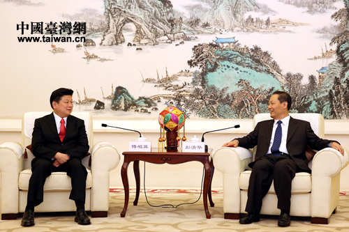 廣西壯族自治區黨委書記彭清華(右)在南寧會見臺灣花蓮縣縣長傅崐萁 廣西壯族自治區黨委書記彭清華(右)在南寧會見臺灣花蓮縣縣長傅崐萁