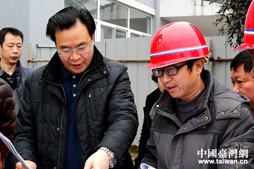 省臺辦副主任張軍(左)調研邛崍市平樂九年制學校施工現場 省臺辦副主任張軍(左)調研邛崍市平樂九年制學校施工現場